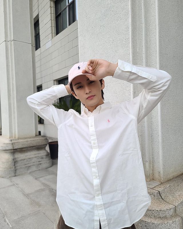 마크가 폴로 볼캡 소화하는 법🧢 이미지6