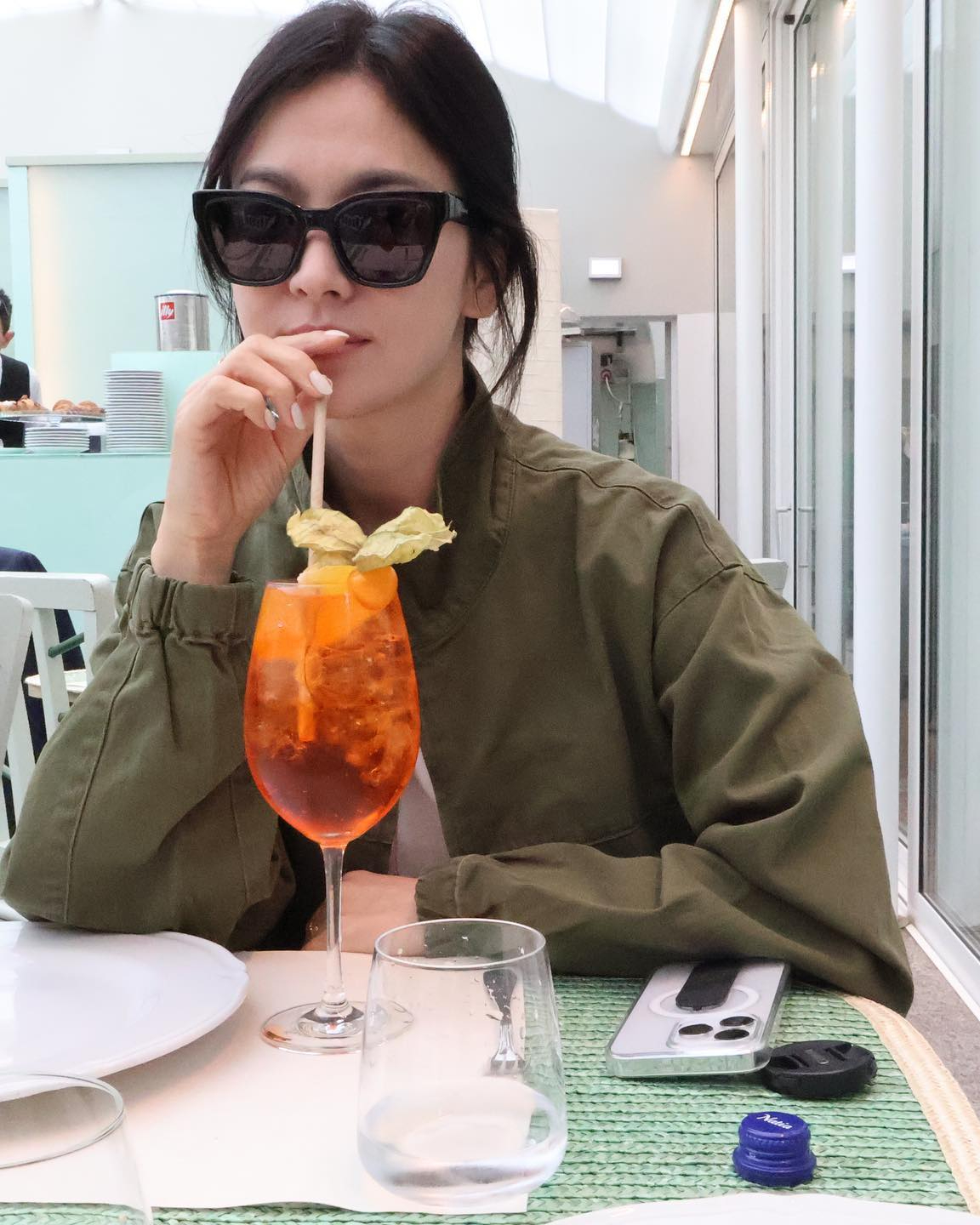 셀럽들의 요즘 컬러 픽은 카키🫒💚 이미지5