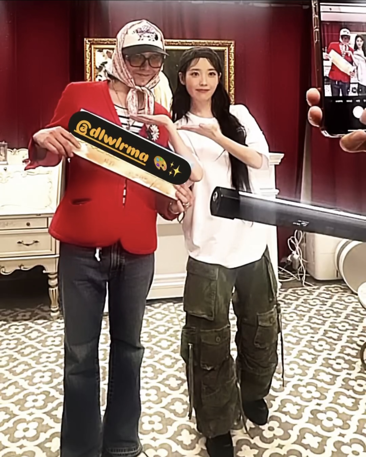 셀럽들도 직관한 아이유 콘서트💖

지난 주말 서울 월드컵경기장에서 열린 아이유의 월드투어 앙코르 콘서트. 이번 공연에는 10만 관객뿐만 아니라 많은 셀럽이 방문해 콘서트를 직관했는데요. 아이유의 'Love wins all' 뮤직비디오에 출연해 아이유와 커플 연기를 선보였던 뷔부터 제이홉, 지드래곤, 고소영, 이주영, 라이즈 성찬과 앤톤 등 그녀의 100번째 단독 콘서트를 함께 즐겼습니다. 이미지