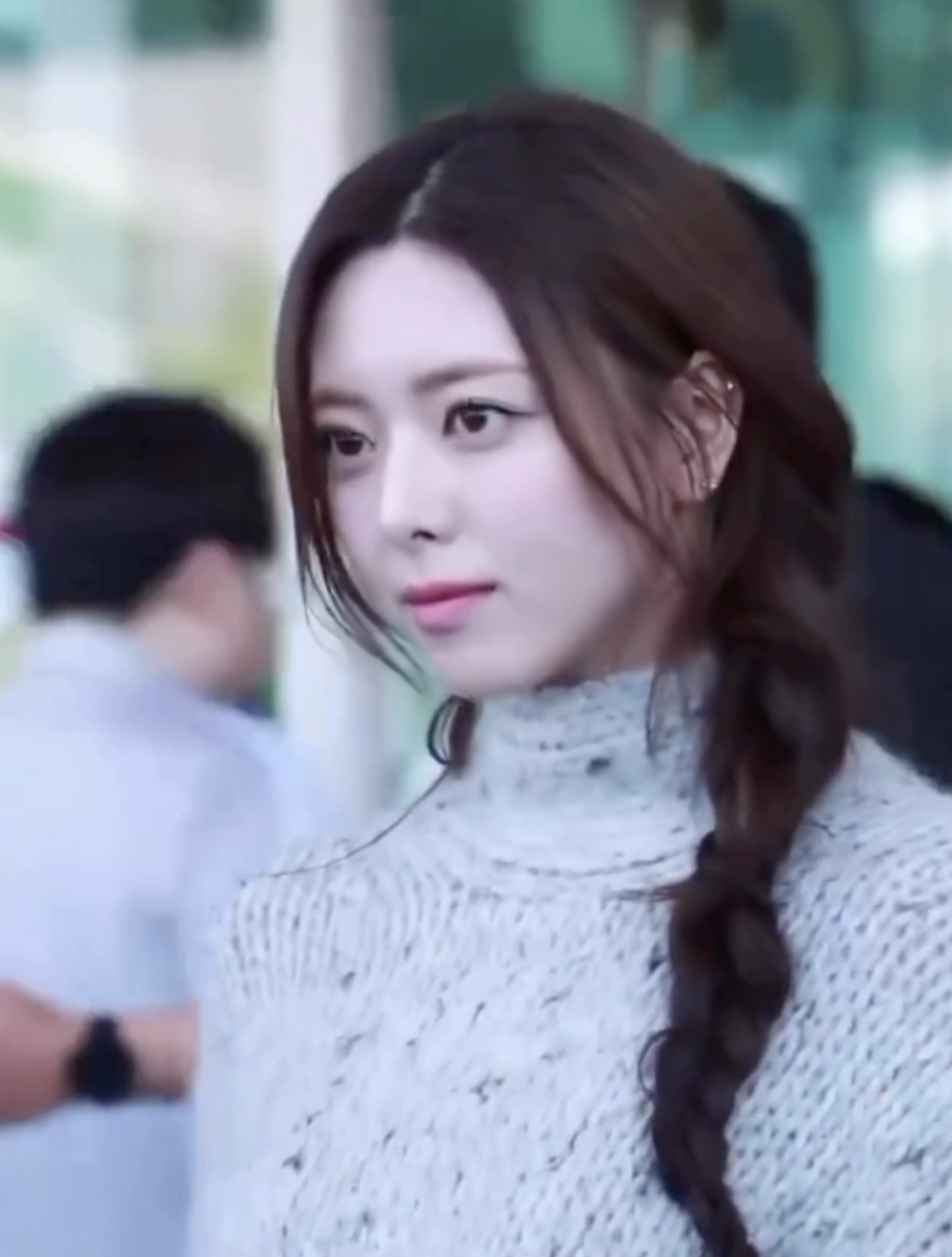 핫걸 유나의 GANNI 공항룩❤️‍🔥
레오파드 포인트를 더한 유나의 착장 정보는?👀🐆

1. 상의: 가니 - 리어 슬릿 롤 넥 스웨터(Rear Slit Roll Neck Sweater)

2. 하의: 가니 - 레오파드 프린티드 데님 쇼츠(Leopard Printed Denim Shorts)

3. 신발: 가니 - 브라운 스웨이드 미드 섀프트 엠브로이더드 웨스턴 부츠(Brown Suede Mid Shaft Embroidered Western Boots)

4. 가방: 가니 - 블랙 크로코 패턴트 스몰 가니 보우 백(Black Croco Patent Small GANNI Bou Bag) 이미지
