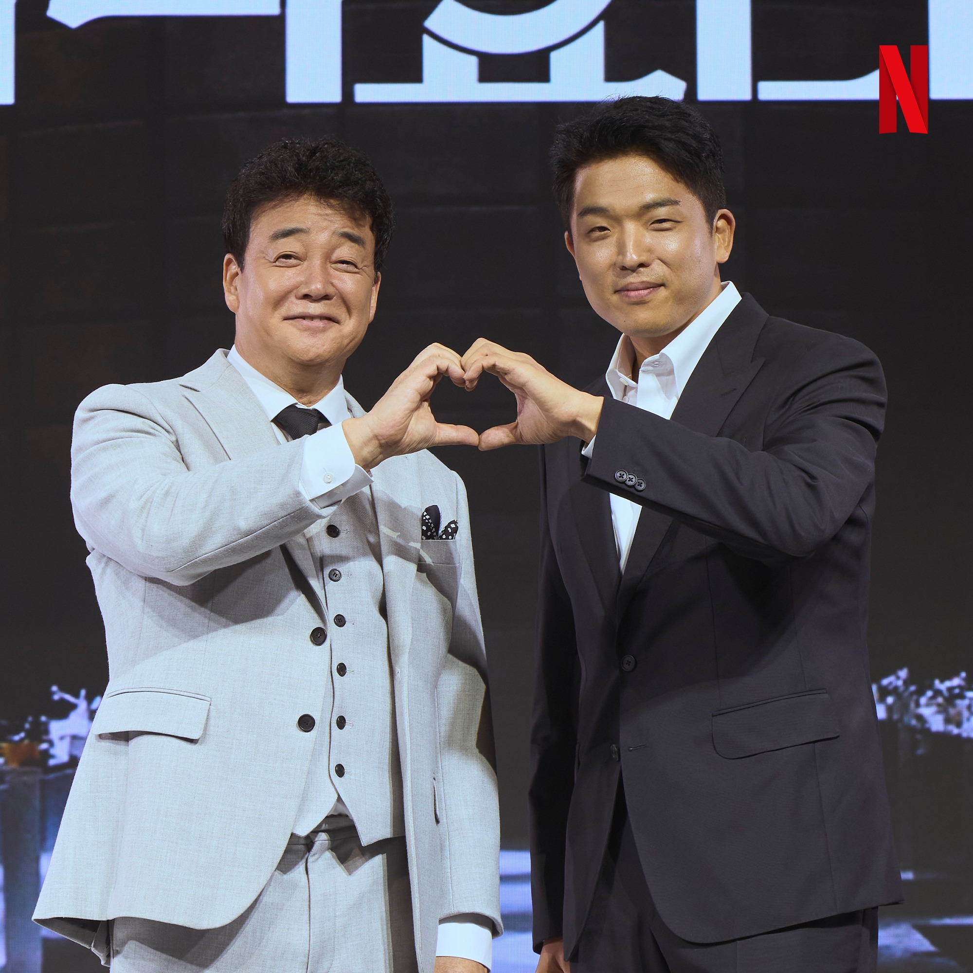 요즘 젤 핫한 넷플 흑백요리사👨🏻‍🍳❤️‍🔥

넷플릭스 요리 서바이벌 프로그램 ‘흑백 요리사: 요리 계급 전쟁’이 화제성 1위에 올랐습니다. ‘흑백요리사’가 공개 첫 주 5만점에 가까운 화제성 점수를 올린 것은 지난 2022년 ‘환승연애2’ 이후 가장 높은 비드라마 화제성 성적인데요. 뿐만 아니라 출연자 화제성 부문에서도 백종원과 안성재 그리고 최강록이 1위부터 3위에 이름을 올렸으며, 승우아빠 등 다양한 출연자가 출연자 화제성 순위 상위권에 이름을 올렸습니다. 한편, 지난 17일 공개된 최현석과 파인다이닝 흑수저 셰프의 1:1 흑백대전이 4회 엔딩을 장식하며 궁금증을 폭발시켰던 5회부터 7회까지 오늘 공개될 예정입니다. 이미지