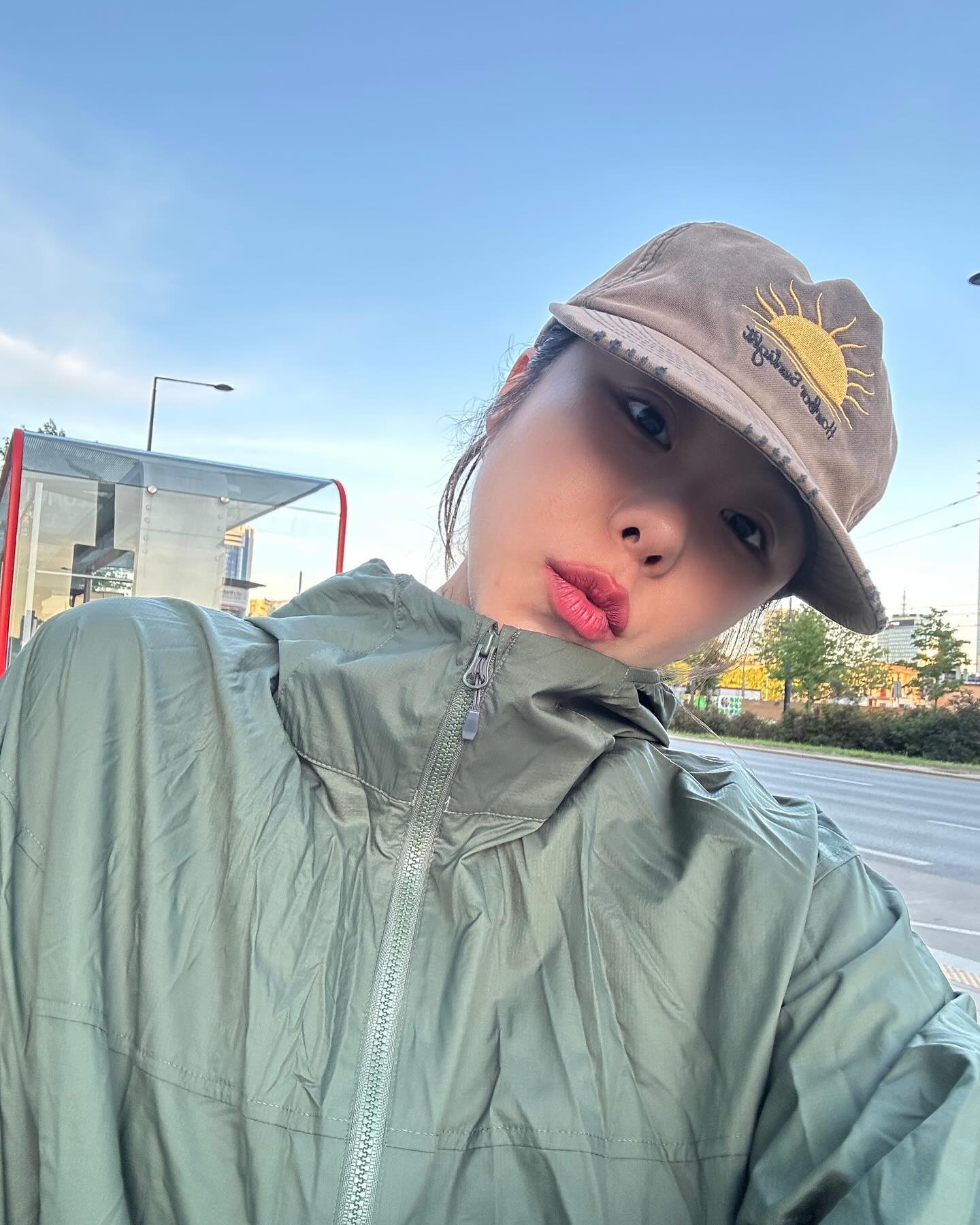 꾸안꾸 볼캡코디는 휘인처럼🧢🩶 이미지