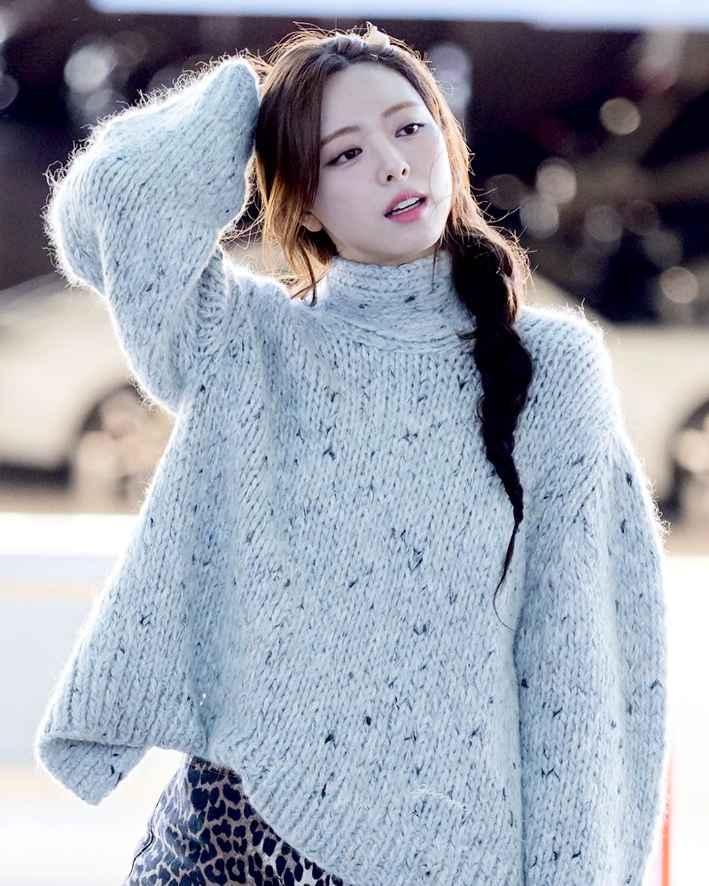 핫걸 유나의 GANNI 공항룩❤️‍🔥
레오파드 포인트를 더한 유나의 착장 정보는?👀🐆

1. 상의: 가니 - 리어 슬릿 롤 넥 스웨터(Rear Slit Roll Neck Sweater)

2. 하의: 가니 - 레오파드 프린티드 데님 쇼츠(Leopard Printed Denim Shorts)

3. 신발: 가니 - 브라운 스웨이드 미드 섀프트 엠브로이더드 웨스턴 부츠(Brown Suede Mid Shaft Embroidered Western Boots)

4. 가방: 가니 - 블랙 크로코 패턴트 스몰 가니 보우 백(Black Croco Patent Small GANNI Bou Bag) 이미지4
