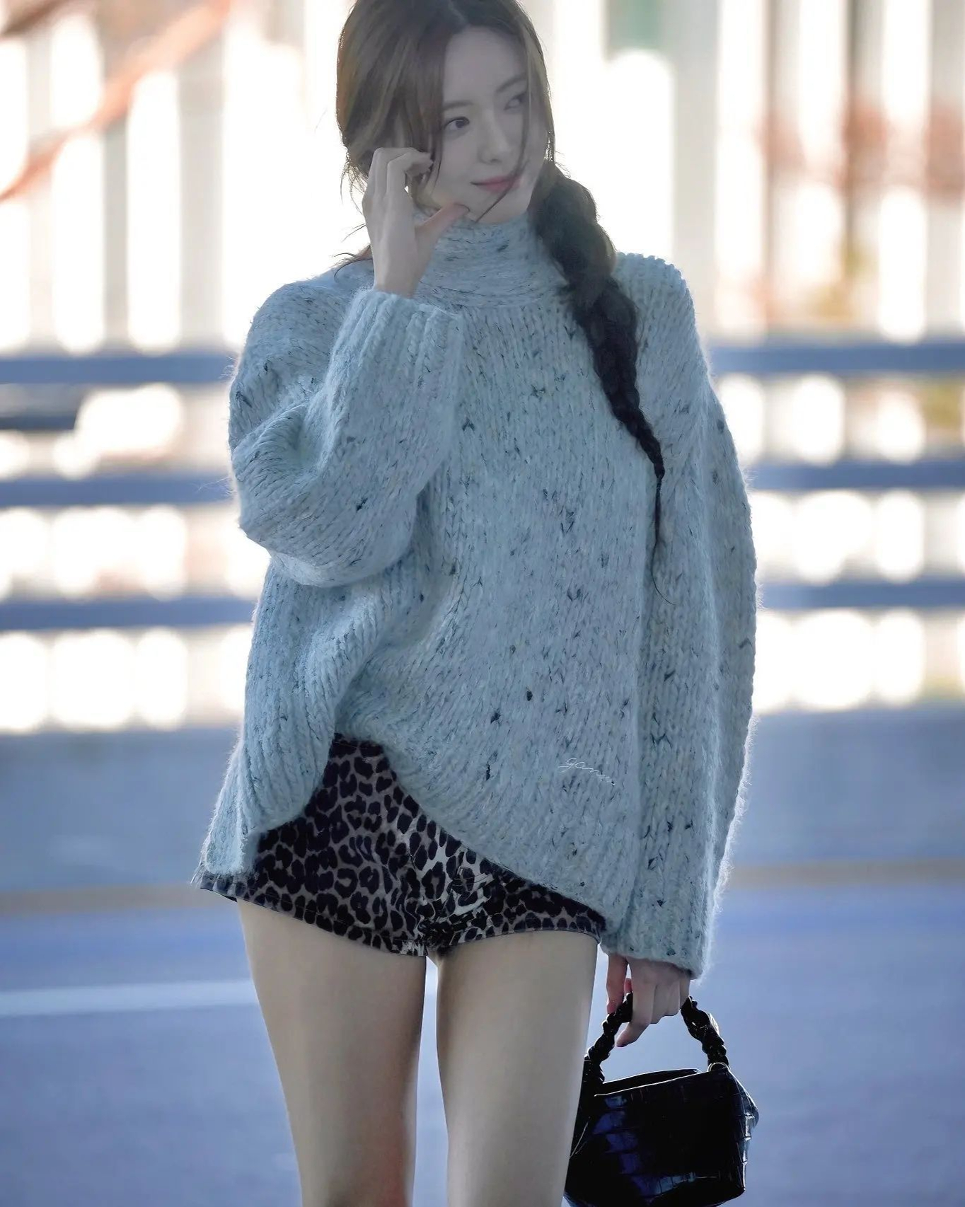 핫걸 유나의 GANNI 공항룩❤️‍🔥
레오파드 포인트를 더한 유나의 착장 정보는?👀🐆

1. 상의: 가니 - 리어 슬릿 롤 넥 스웨터(Rear Slit Roll Neck Sweater)

2. 하의: 가니 - 레오파드 프린티드 데님 쇼츠(Leopard Printed Denim Shorts)

3. 신발: 가니 - 브라운 스웨이드 미드 섀프트 엠브로이더드 웨스턴 부츠(Brown Suede Mid Shaft Embroidered Western Boots)

4. 가방: 가니 - 블랙 크로코 패턴트 스몰 가니 보우 백(Black Croco Patent Small GANNI Bou Bag) 이미지6