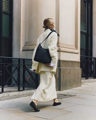 완벽한 드뮤어룩을 위한 가방👜
런던의 클래식하고 여유로움을 담은 버크백포켓 스타일링🇬🇧 #광고 이미지