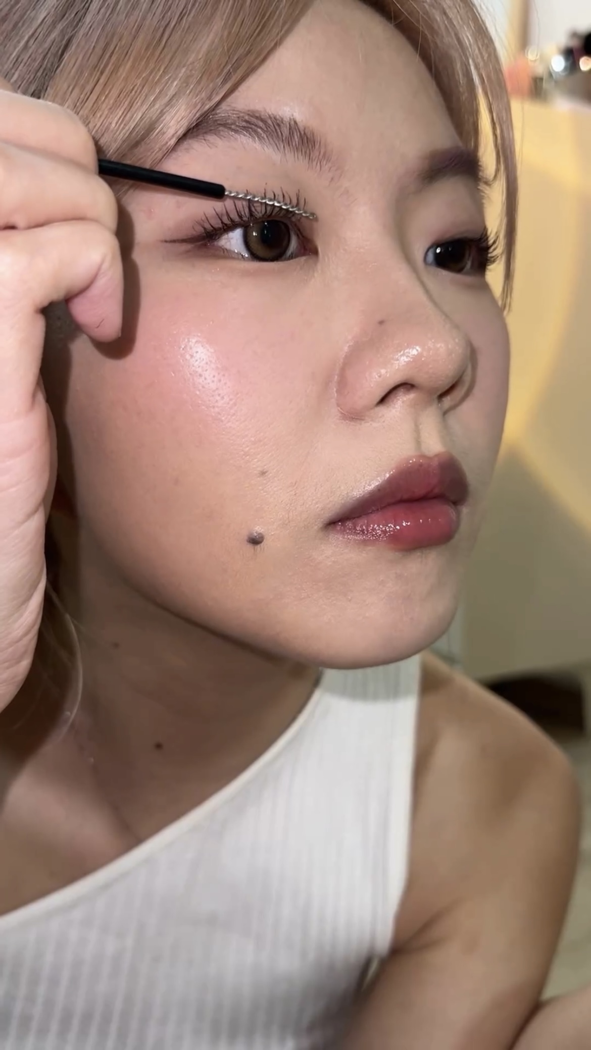 속눈썹 고데기 만드는@꿀팁👀🍯
마스카라 브러쉬를 전부 뽑고 남은 철사 부분을 데워서 사용🖤 이미지