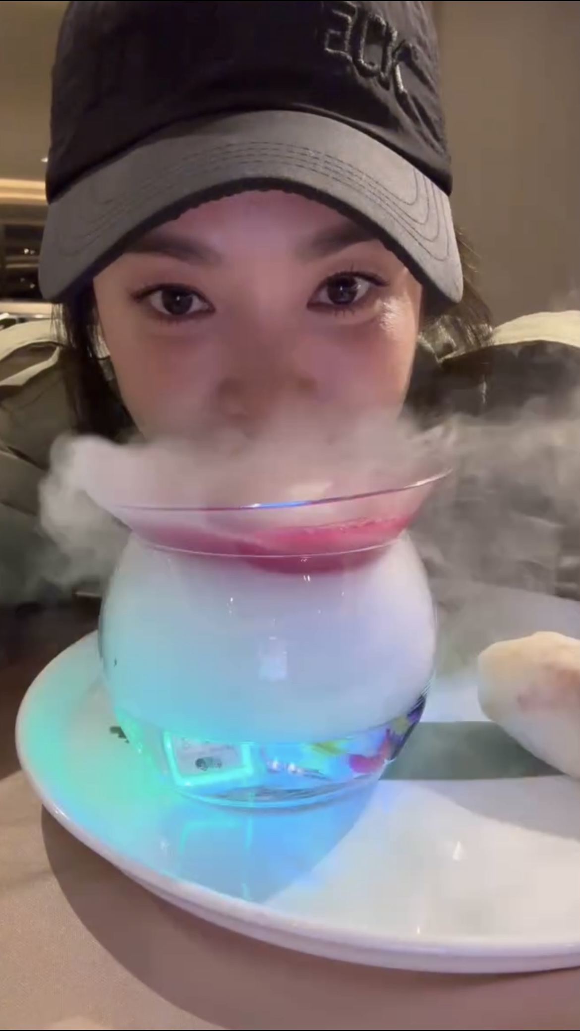감탄이 절로 나오는 혜교언니 얼빡샷..🖤 이미지