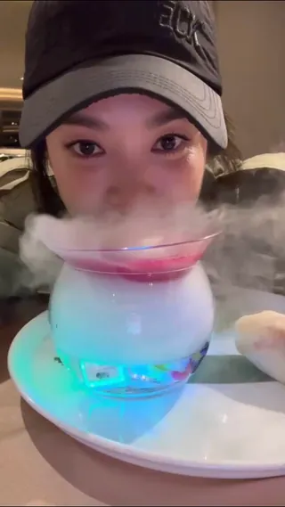 감탄이 절로 나오는 혜교언니 얼빡샷..🖤 이미지