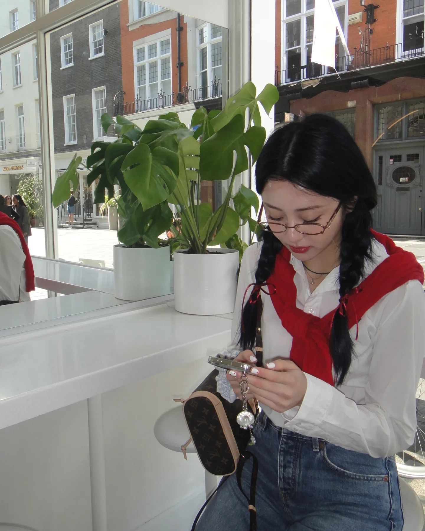 깔끔하게 화이트셔츠에 데님🤍👖 이미지