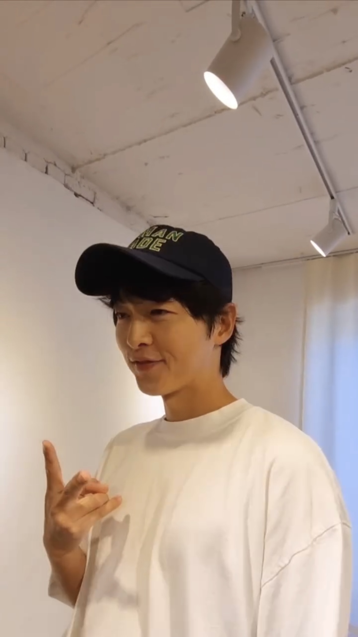 아니 송중기가 왜 여기서 나와😂🤍 이미지