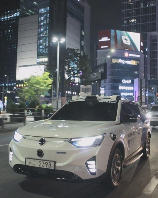 오늘부터 무료로 심야 자율주행택시를 이용해 보세요.🌙🌃🚕

상상만 했던 자율주행 택시가 현실이 됐습니다! 이제 강남과 서초 일대를 중심으로 심야시간에(평일 밤 11시부터 새벽 5시까지) 자율주행택시가 운행된다고 하네요.

일반 택시와 동일하게 카카오T를 이용해서 부를 수 있으며 최대 3명이 탈 수 있습니다. 딱 연말까지만 무료로 운행된다고 하니 놓치지 말고 이용해 보세요.

[강남 심야 자율주행택시 운행 정보]
- 운행대수: 3대
- 요일/시간: 매주 평일 밤 11시~새벽 5시까지 운행!
- 요금: 무료 (2025년부터 유상운행)
- 탑승객수: 1대당 승객 최대 3명 탑승가능(시험운전자 1인 동승)
- 운행지역: 강남, 서초구 일대 주요 도로(테헤란로, 강남대로 등) 이미지