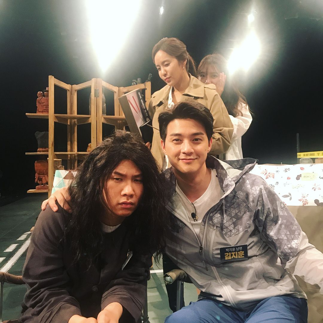 드디어 크라임씬이 돌아온다🍿🔥

‘크라임씬’이 넷플릭스와 손잡고 새 시즌으로 돌아옵니다. ‘크라임씬’은 지난 2014년 첫 방송을 시작한 추리 예능으로, 출연진들의 위트 있는 연기력, 추리를 절로 하게 만드는 세팅, 흥미 넘치는 스토리라인 등으로 시청자들의 과몰입을 유발하며 시즌3까지 막힘없이 제작되었었는데요. '크라임씬' 전 시즌을 이끌어온 연출자이자 스튜디오슬램 대표인 윤현준 PD는 "재미를 국내는 물론 전 세계 팬들에게 알리기 위한 결정을 내렸다. '크라임씬'의 앞으로의 여정에 많은 기대와 관심 부탁드린다"라고 전했습니다. 이미지2