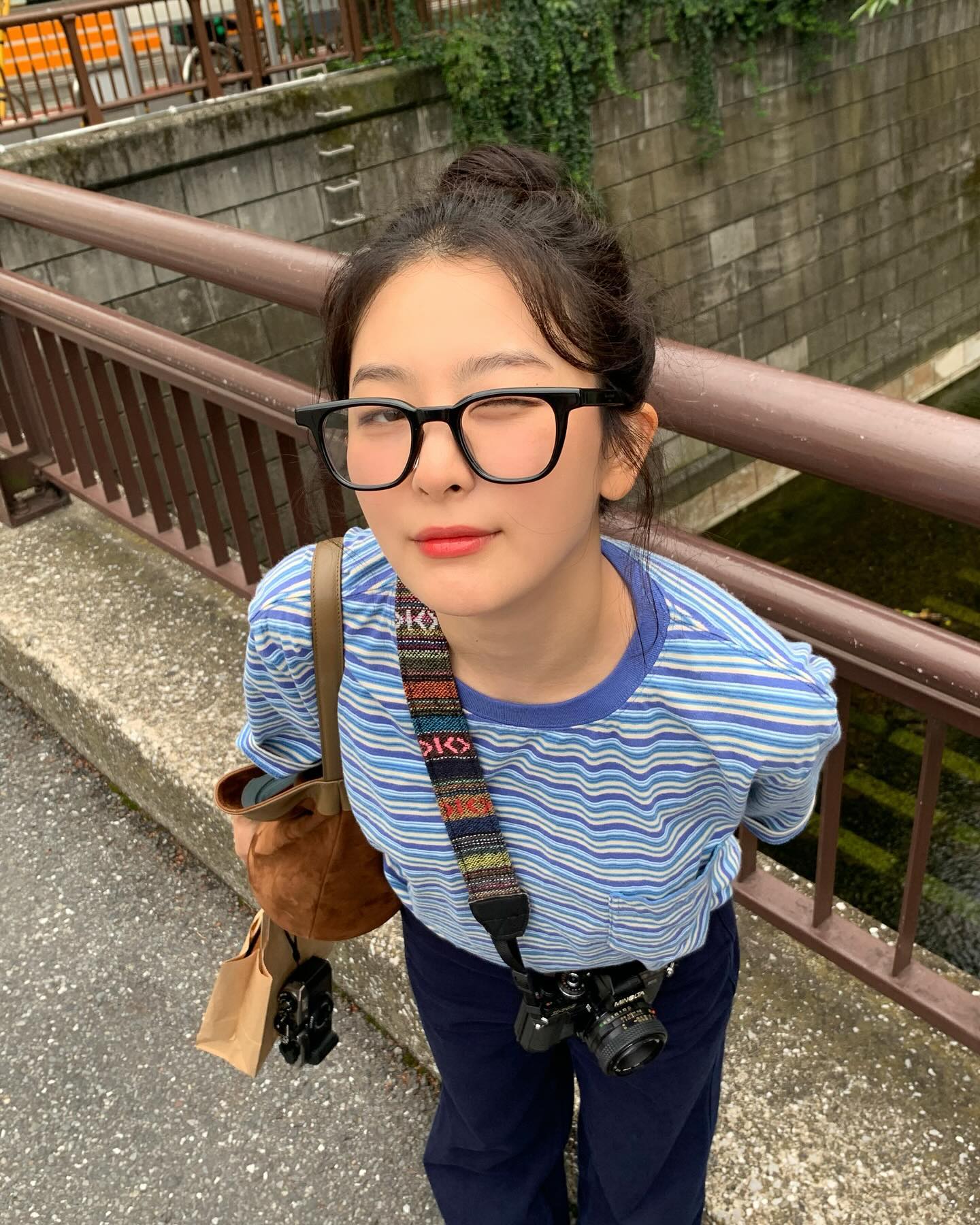 슬기 코디 속 트렌드템 찾기👀✨

평소 사복 패션 장인으로 알려진 슬기는 이번 도쿄 여행에서도 스타일리시한 코디를 선보였습니다. 슬기의 여행룩을 살펴보면 최근 트렌드 아이템들이 눈에 띄는데요. 먼저, 슬기가 착용한 브라운 스웨이드 가방은 올 가을 유행하는 소재로, 많은 브랜드에서 스웨이드 제품을 선보이고 있습니다. 슬기는 이 브라운 스웨이드 백을 미니멀룩에 매치해 힙하면서도 분위기 있는 스타일을 완성했습니다.

두 번째로 주목할 만한 아이템은 헌팅캡입니다. 독특한 디자인으로 많은 사람들이 쉽게 시도하기 어려워 보이지만, 간단하게 착용할 수 있어 외출 시 손쉽게 스타일을 완성할 수 있습니다. 또한, 캐주얼부터 세미 포멀까지 다양한 스타일에 잘 어울려 활용도가 높다는 장점이 있습니다. 슬기처럼 트렌디한 아이템을 잘 조합하여 나만의 여행룩을 완성해보세요! 이미지