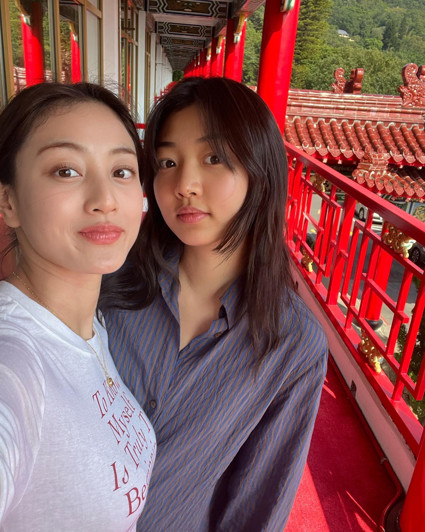 트와이스 지효 동생 배우로 데뷔👩🏻‍❤️‍👩🏻

트와이스 지효 동생으로 알려진 신인 배우 이하음이 데뷔작 ‘퇴사를 요청합니다’에서 주인공으로 등장합니다. 2002년생인 이하음은 MBC 예능 ‘나 혼자 산다’에 지효와 함께 출연해 똑 닮은 외모로 화제가 되었는데요. 배우 이하음의 첫 작품 ‘퇴사를 요청합니다’는 오늘(26일)부터 글로벌 숏폼 드라마 플랫폼 비글루에서 시청할 수 있습니다. 이미지