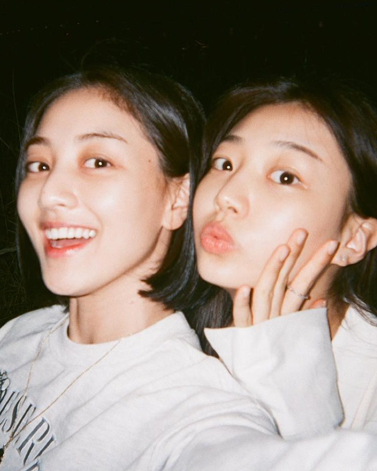 트와이스 지효 동생 배우로 데뷔👩🏻‍❤️‍👩🏻

트와이스 지효 동생으로 알려진 신인 배우 이하음이 데뷔작 ‘퇴사를 요청합니다’에서 주인공으로 등장합니다. 2002년생인 이하음은 MBC 예능 ‘나 혼자 산다’에 지효와 함께 출연해 똑 닮은 외모로 화제가 되었는데요. 배우 이하음의 첫 작품 ‘퇴사를 요청합니다’는 오늘(26일)부터 글로벌 숏폼 드라마 플랫폼 비글루에서 시청할 수 있습니다. 이미지3