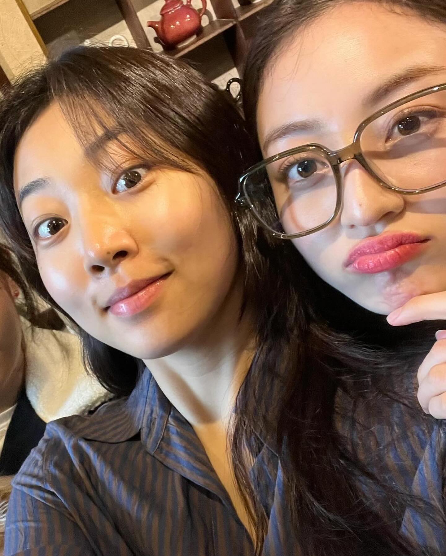 트와이스 지효 동생 배우로 데뷔👩🏻‍❤️‍👩🏻

트와이스 지효 동생으로 알려진 신인 배우 이하음이 데뷔작 ‘퇴사를 요청합니다’에서 주인공으로 등장합니다. 2002년생인 이하음은 MBC 예능 ‘나 혼자 산다’에 지효와 함께 출연해 똑 닮은 외모로 화제가 되었는데요. 배우 이하음의 첫 작품 ‘퇴사를 요청합니다’는 오늘(26일)부터 글로벌 숏폼 드라마 플랫폼 비글루에서 시청할 수 있습니다. 이미지2