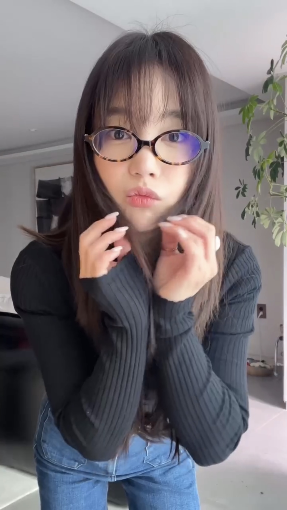 참고하기 좋은 기은세 가을룩🍂🖤
레이어드 코디에 더 로우 마고백 더하기🧳 이미지