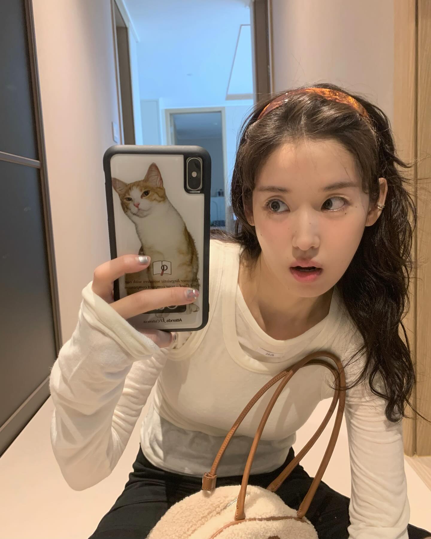 포인트로 좋은 헤어 액세서리 3🧢
3가지 헤어 포인트템으로 완성하는 다양한 무드✨💎

1. 강민경: 써틴먼스 - 플라워 브로치 비니

2. 박환희: RIBBONBIT - 코스모 헤드밴드

3. 닝닝: 온무드 - 퍼피 캡

4. 카리나: 레이지지 - 슬립 모어 워싱 볼캡 이미지
