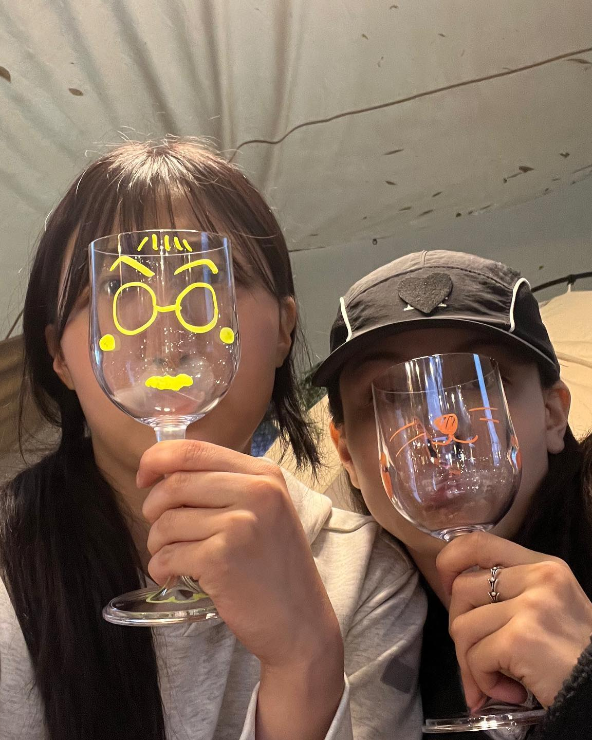 트와이스 지효 동생 배우로 데뷔👩🏻‍❤️‍👩🏻

트와이스 지효 동생으로 알려진 신인 배우 이하음이 데뷔작 ‘퇴사를 요청합니다’에서 주인공으로 등장합니다. 2002년생인 이하음은 MBC 예능 ‘나 혼자 산다’에 지효와 함께 출연해 똑 닮은 외모로 화제가 되었는데요. 배우 이하음의 첫 작품 ‘퇴사를 요청합니다’는 오늘(26일)부터 글로벌 숏폼 드라마 플랫폼 비글루에서 시청할 수 있습니다. 이미지10