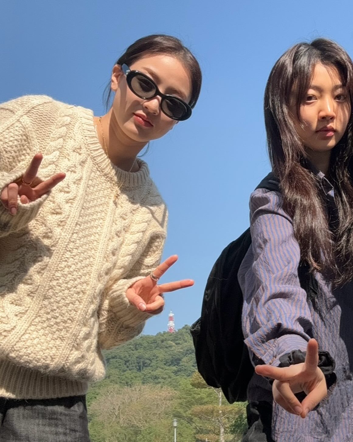 트와이스 지효 동생 배우로 데뷔👩🏻‍❤️‍👩🏻

트와이스 지효 동생으로 알려진 신인 배우 이하음이 데뷔작 ‘퇴사를 요청합니다’에서 주인공으로 등장합니다. 2002년생인 이하음은 MBC 예능 ‘나 혼자 산다’에 지효와 함께 출연해 똑 닮은 외모로 화제가 되었는데요. 배우 이하음의 첫 작품 ‘퇴사를 요청합니다’는 오늘(26일)부터 글로벌 숏폼 드라마 플랫폼 비글루에서 시청할 수 있습니다. 이미지6