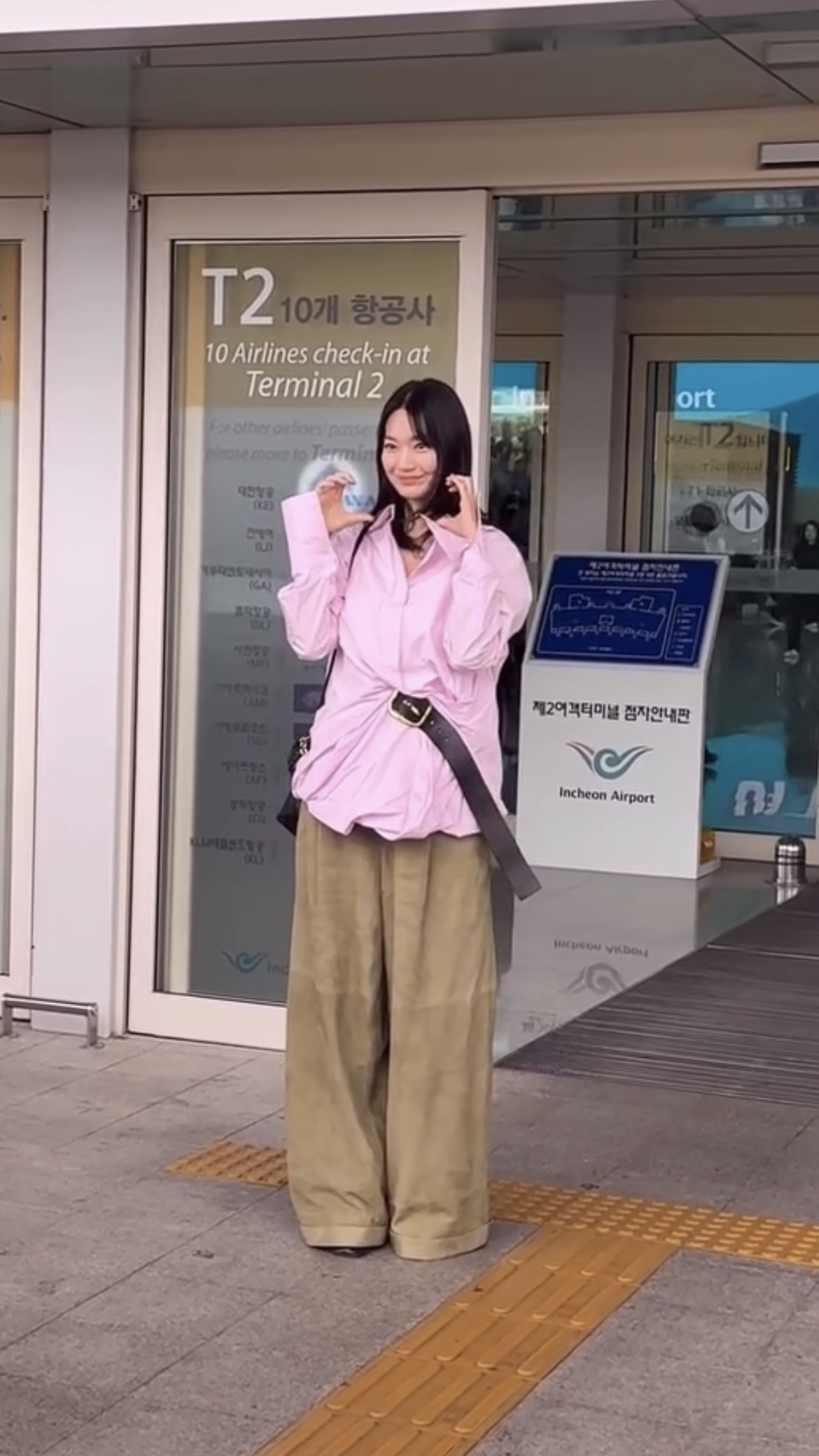 핑크셔츠가 찰떡인 민아 언니🩷로에베 25S/S 패션쇼로✈️ 이미지
