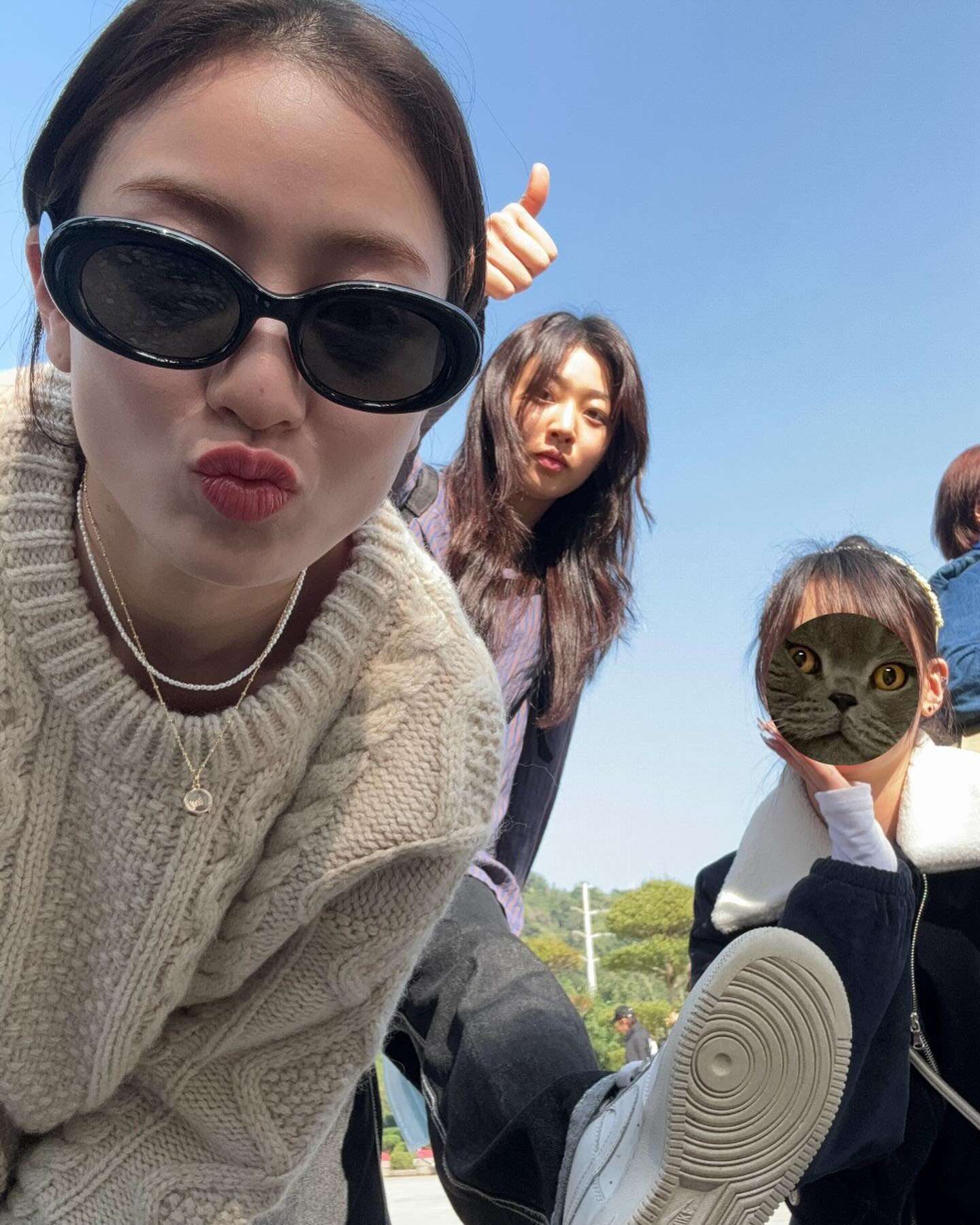 트와이스 지효 동생 배우로 데뷔👩🏻‍❤️‍👩🏻

트와이스 지효 동생으로 알려진 신인 배우 이하음이 데뷔작 ‘퇴사를 요청합니다’에서 주인공으로 등장합니다. 2002년생인 이하음은 MBC 예능 ‘나 혼자 산다’에 지효와 함께 출연해 똑 닮은 외모로 화제가 되었는데요. 배우 이하음의 첫 작품 ‘퇴사를 요청합니다’는 오늘(26일)부터 글로벌 숏폼 드라마 플랫폼 비글루에서 시청할 수 있습니다. 이미지7
