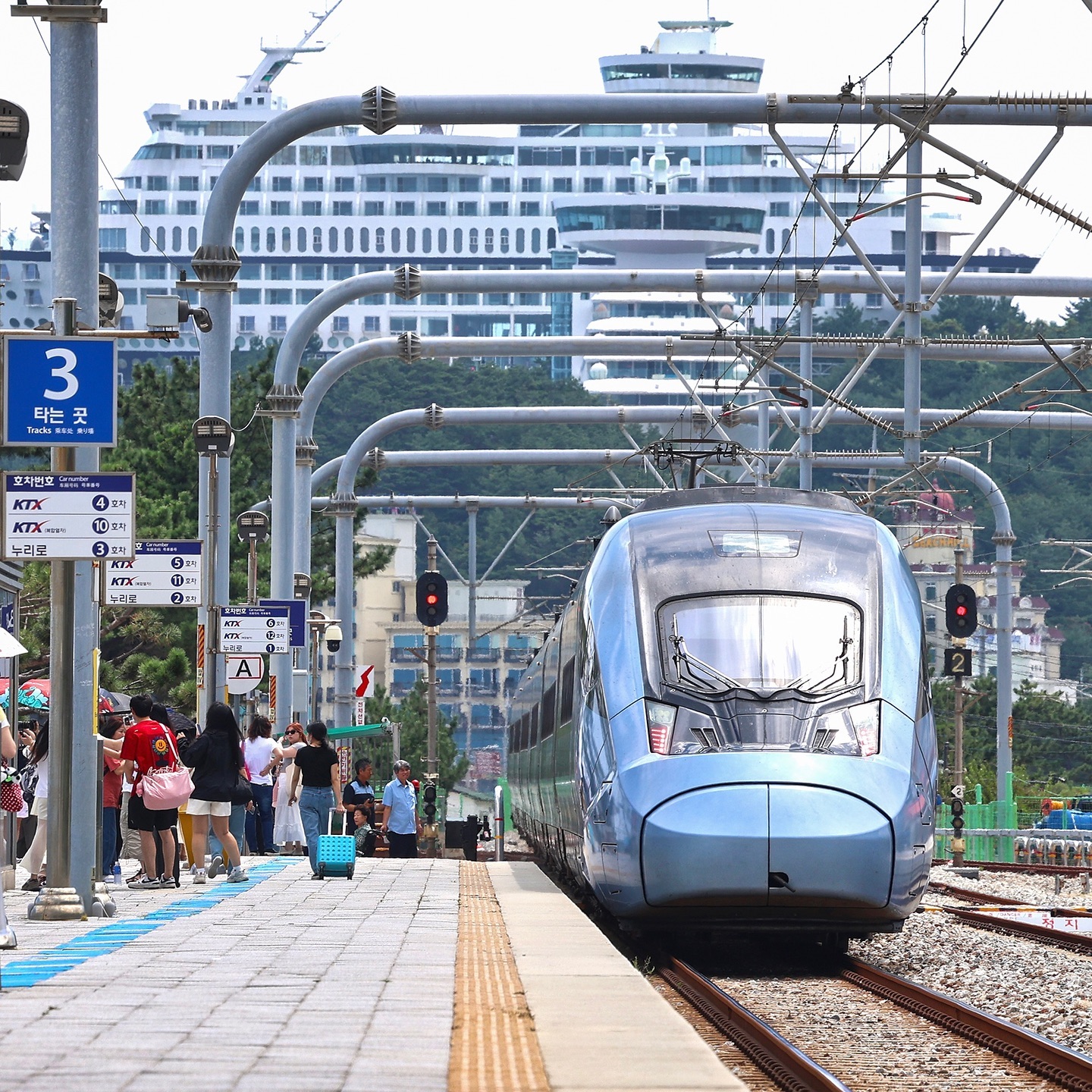 10월 첫 주 코레일 열차 증편🚆

코레일이 10월 첫 주 징검다리 연휴를 맞아 KTX를 포함한 열차 32회를 증편합니다. 10월 1일(국군의 날)과 3일(개천절)을 비롯해 연휴 1~4일, 9일(한글날) 등 총 닷새간 열차 32회 증편을 통해 모두 1만 3500석을 추가 공급하는데요. KTX는 경부·경전·강릉선 등 주요 노선에 3일과 9일 하루 10회 확대하고, 일반열차는 경부선(1, 2, 4, 9일), 호남선(1, 2일)에 2회씩 추가 투입될 예정입니다. 이미지