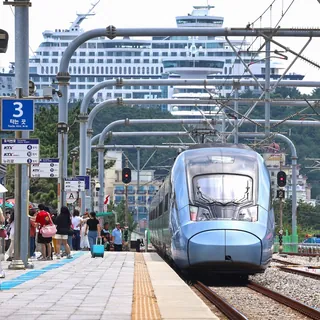 10월 첫 주 코레일 열차 증편🚆
코레일이 10월 첫 주 징검다리 연휴를 맞아 KTX를 포함한 열차 32회를 증편합니다. 10월 1일(국군의 날)과 3일(개천절)을 비롯해 연휴 1~4일, 9일(한글날) 등 총 닷새간 열차 32회 증편을 통해 모두 1만 3500석을 추가 공급하는데요. KTX는 경부·경전·강릉선 등 주요 노선에 3일과 9일 하루 10회 확대하고, 일반열차는 경부선(1, 2, 4, 9일), 호남선(1, 2일)에 2회씩 추가 투입될 예정입니다. 이미지