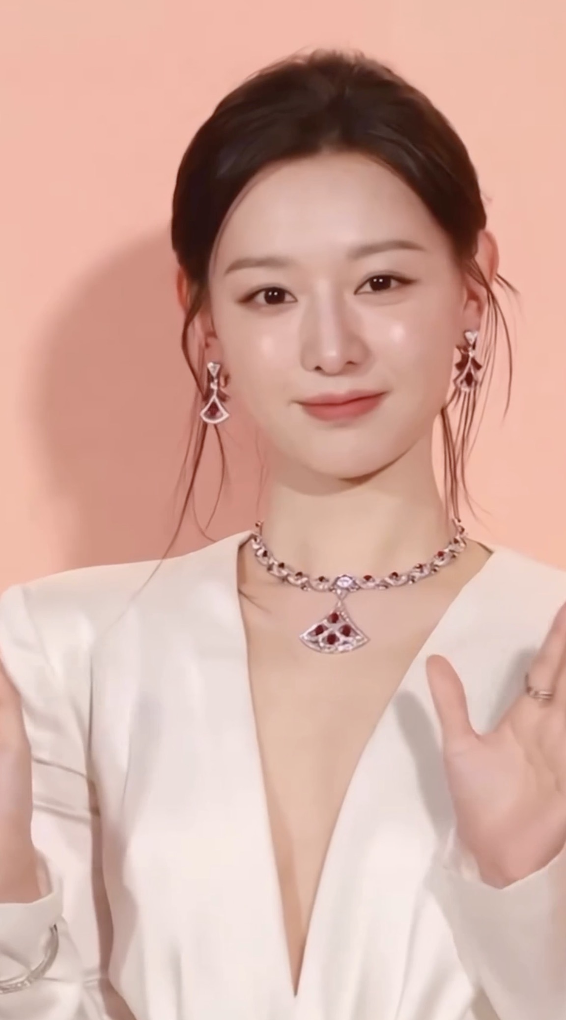 이게 퀸이 아니면 뭐람..👸✨
골져스 그자체인 불가리 앰버서더🤍@김지원 이미지