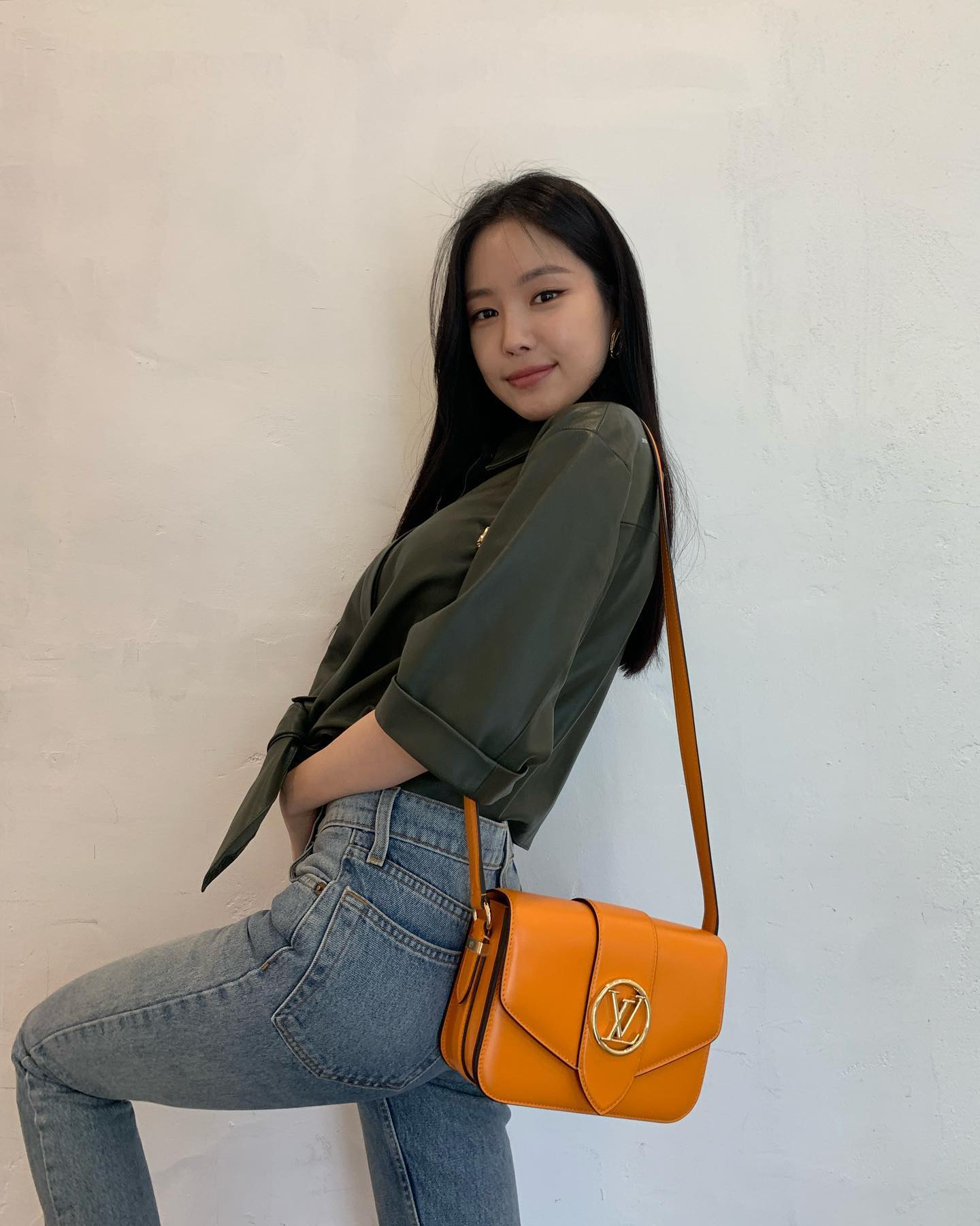 유행 오지마 아니 와..👖
딱 붙는 실루엣의 그때 그 시절 스키니진이 돌아왔다‼️ 이미지