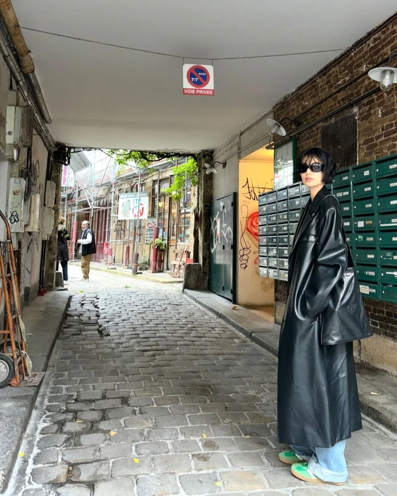 나나가 알려주는 가죽 자켓 입는 법😎🖤
와이드 핏 데님 + 포인트 컬러 스니커즈로 마무리❤️🔥 이미지2