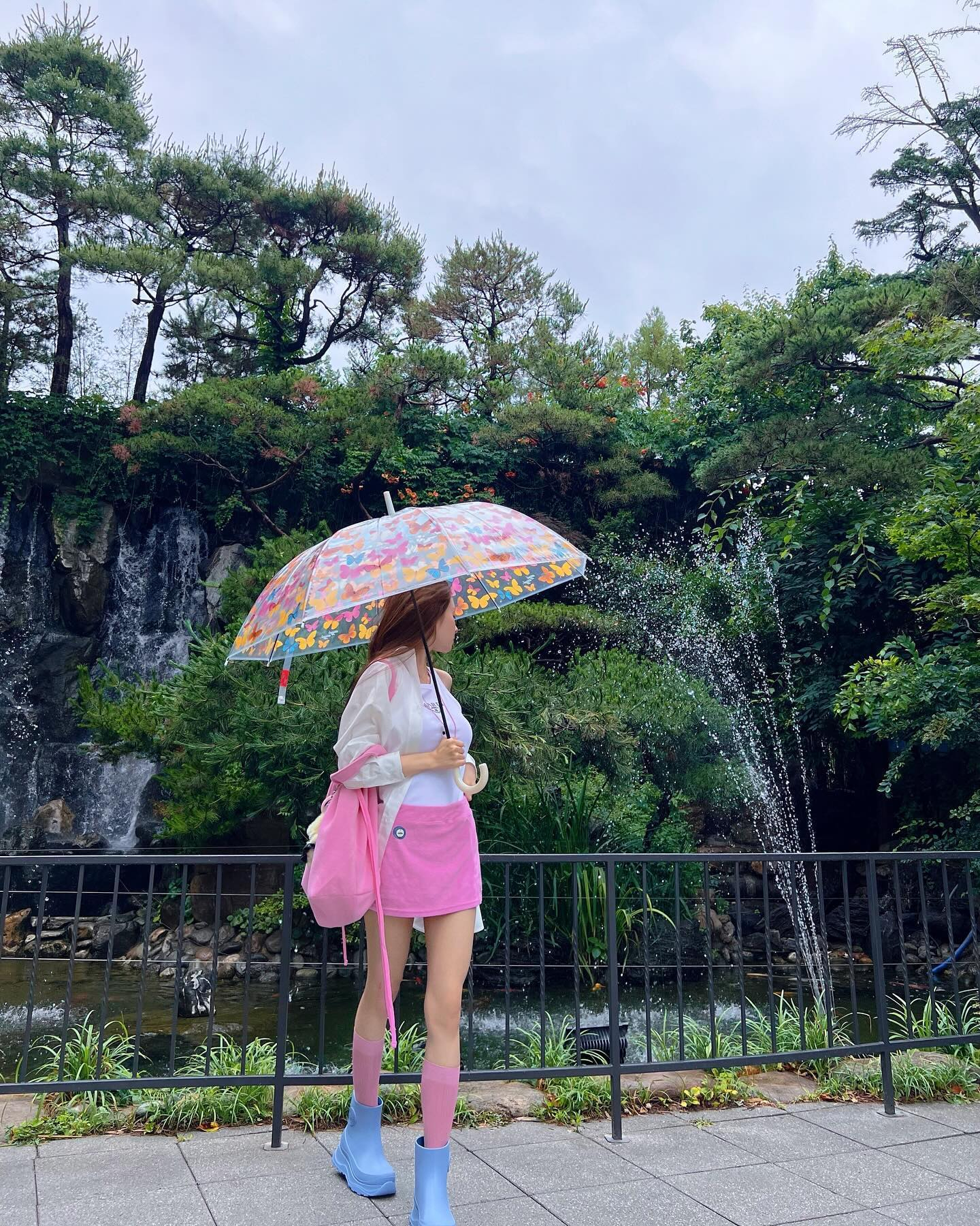 비오는 날에도 예쁘게☔️💕
우중충한 날 존재감 뿜뿜하는 우산 모음 zip🌂 이미지