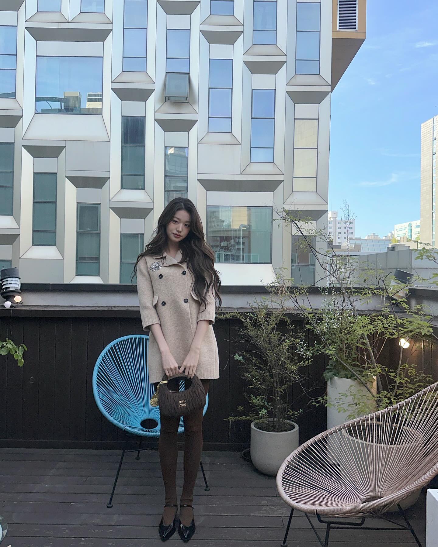 으른미 난리난🤎미우미우 장원영
가을느낌 낭낭한 장원영의 가방은 완더 마테라쎄 스웨이드 호보 백👜 이미지4