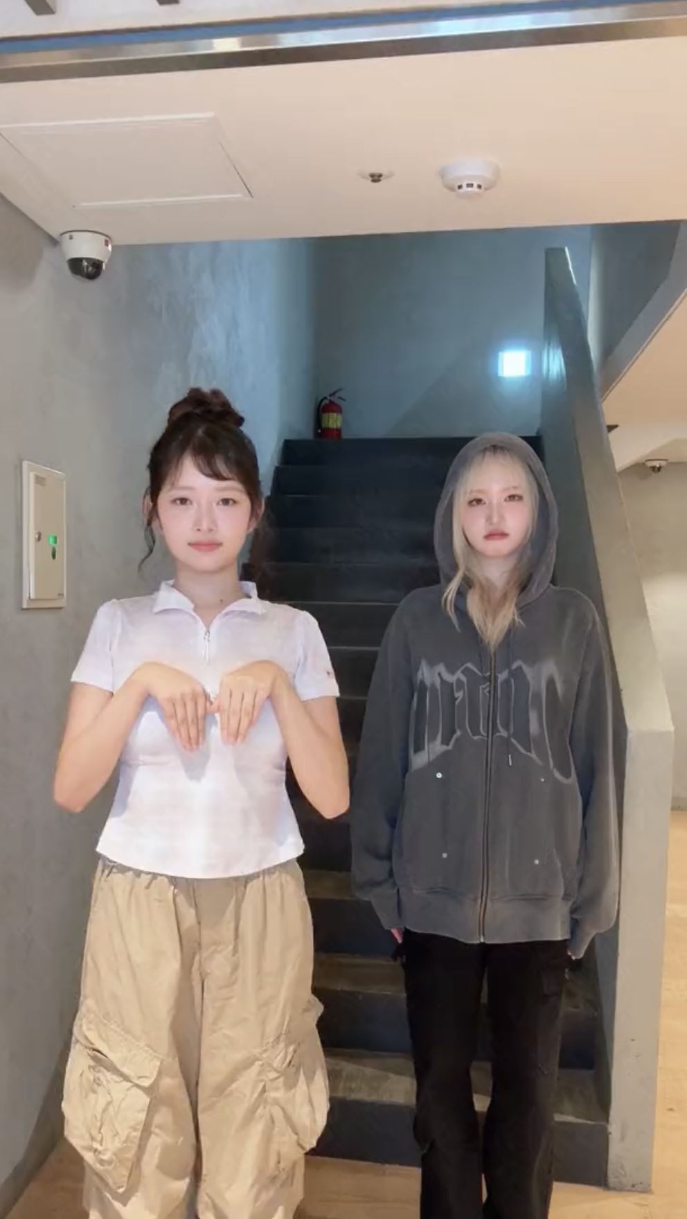 오랜만에 보는 커플즈 화해즈👩🏻‍❤️‍👩🏻하는 짓도 닮아가는 리즈&레이@귀여워🥹 이미지