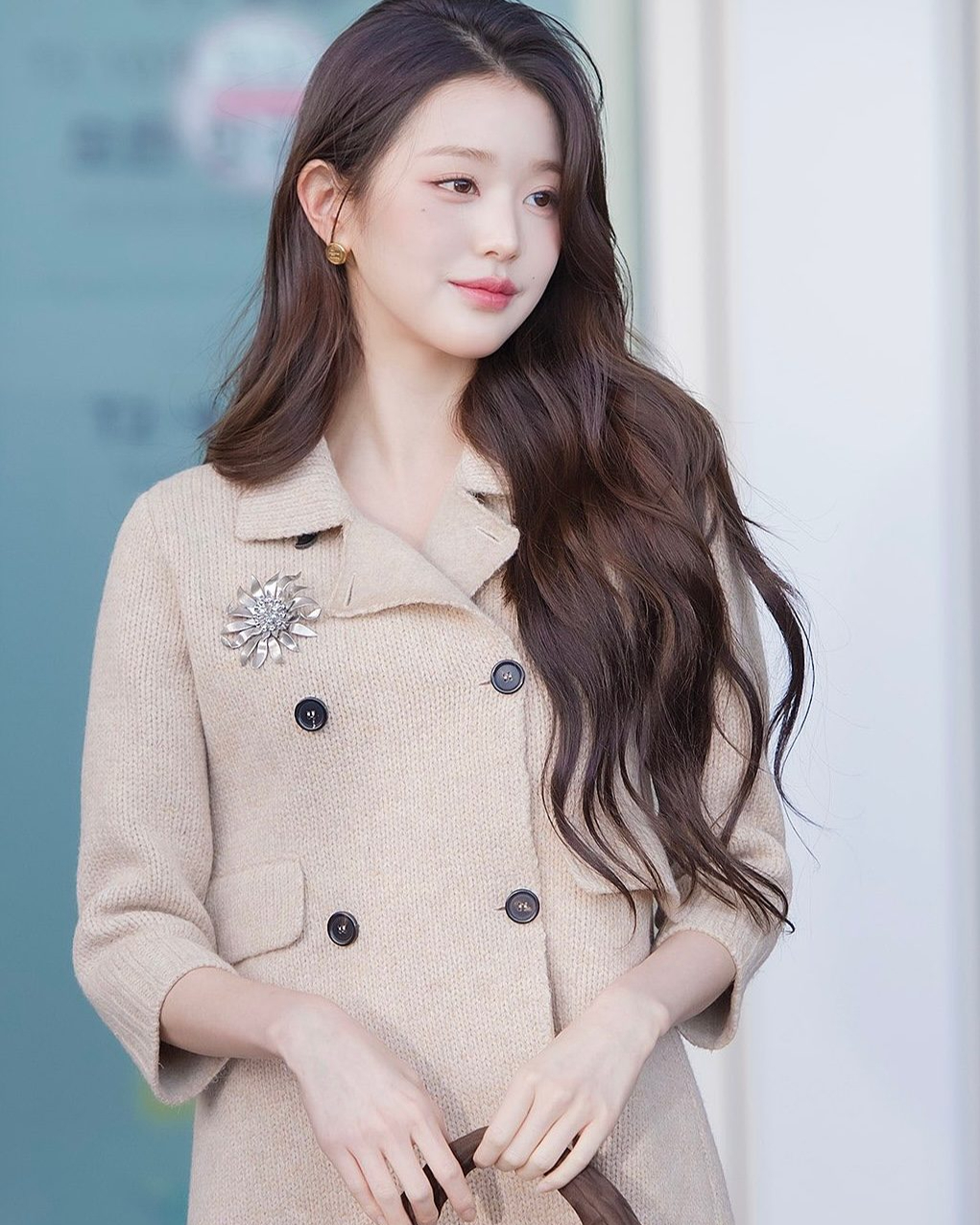 으른미 난리난🤎미우미우 장원영
가을느낌 낭낭한 장원영의 가방은 완더 마테라쎄 스웨이드 호보 백👜 이미지2