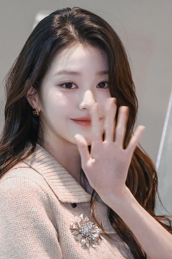 으른미 난리난🤎미우미우 장원영
가을느낌 낭낭한 장원영의 가방은 완더 마테라쎄 스웨이드 호보 백👜 이미지8