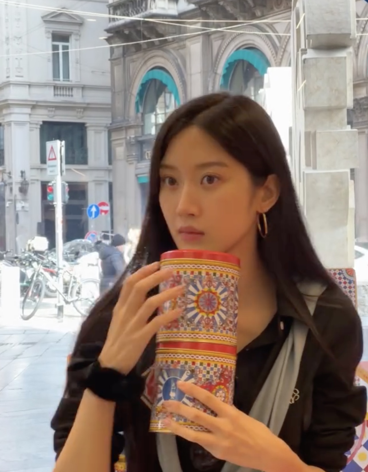 가디건 하나로 완성하는 코디 4🩵
간절기 필수템 가디건으로 완성하는 4가지 코디법 체크✅

1. 컬러 포인트 가디건 걸치기
무채색 룩에 생기를 더하고 싶다면 컬러 포인트 가디건을 걸쳐보세요! 일교차가 큰 요즘에 안성맞춤인 스타일이 완성됩니다.

2. 긴바지와 함께
가디건의 포멀한 매력을 살려줄 아이템은 긴바지입니다. 무드에 따라 다양한 컬러의 데님 팬츠를 선택해 다양한 룩을 연출해 보세요.

3. 반바지와 함께
스타일리시한 가디건 코디를 원한다면 이해리처럼 트위드 재질 반바지와 매치해보세요! 가디건의 포멀한 느낌과 발랄한 반바지가 조화를 이루어 가을에 잘 어울리는 데이트 룩이 완성됩니다.

4. 롱스커트와 함께
페미닌한 스타일을 선호하면서도 노출을 피하고 싶다면 롱스커트와 함께 매치해보세요! 단정한 무드로 가을의 분위기를 한층 더해줍니다. 이미지