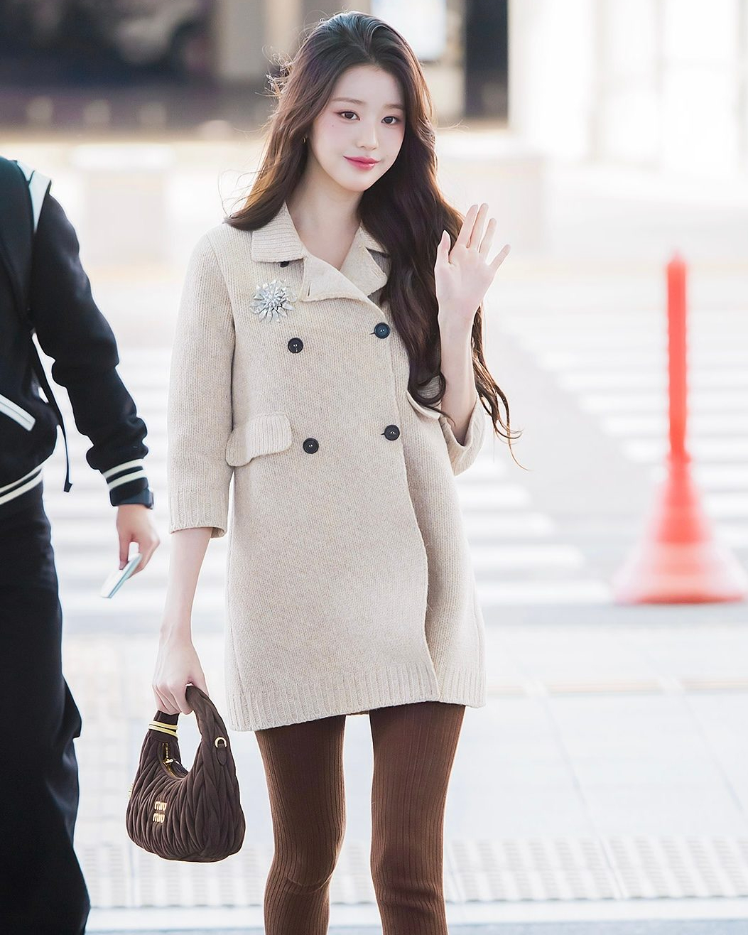 으른미 난리난🤎미우미우 장원영
가을느낌 낭낭한 장원영의 가방은 완더 마테라쎄 스웨이드 호보 백👜 이미지7