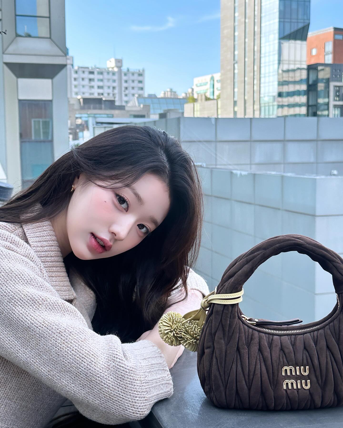 으른미 난리난🤎미우미우 장원영
가을느낌 낭낭한 장원영의 가방은 완더 마테라쎄 스웨이드 호보 백👜 이미지5