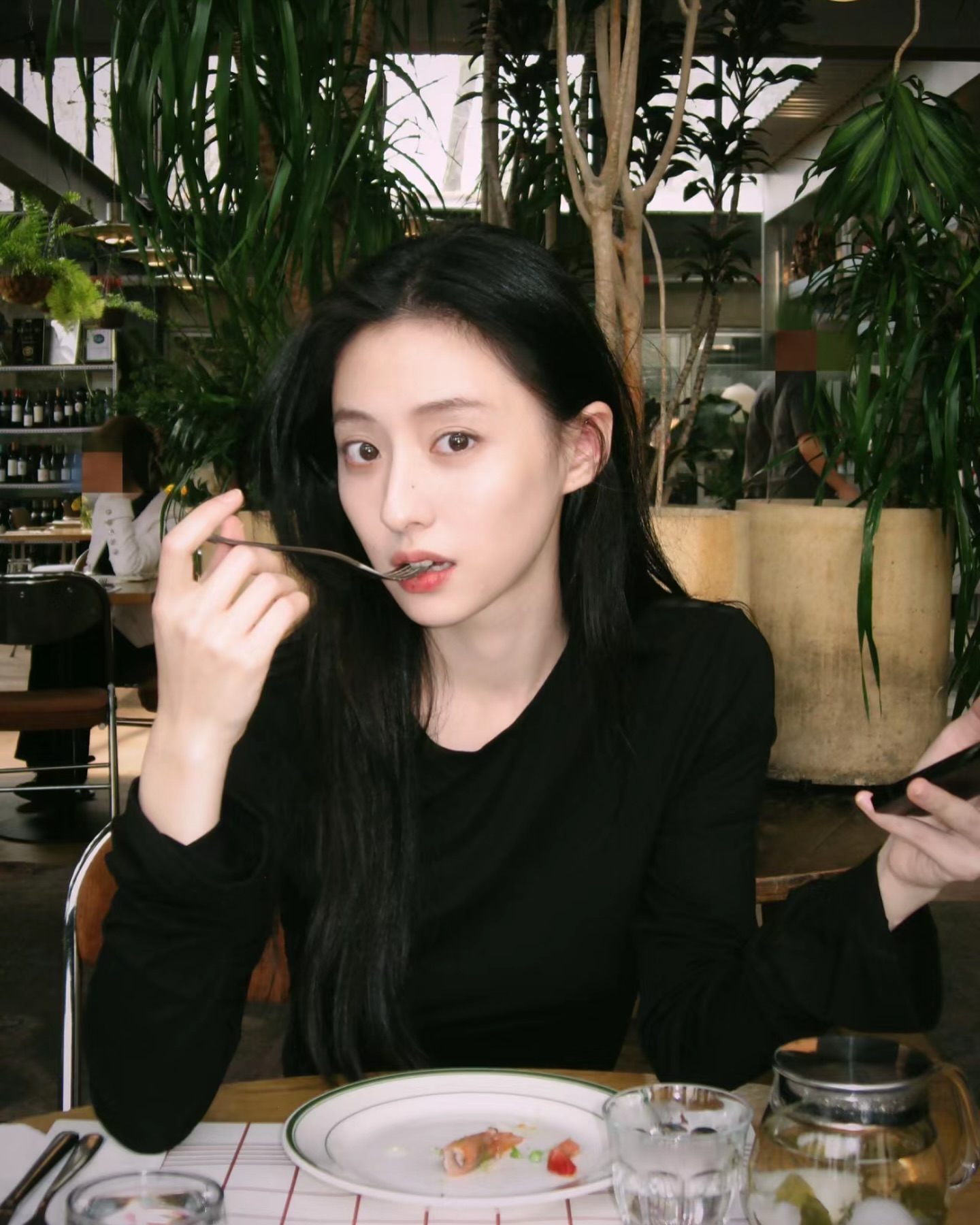 김지원과 닮은 중국 여배우👯‍♀️

배우 김지원 닮은 꼴로 화제가 되고 있는 중국 배우 후롄신. 2000년생인 그녀는 유치원 시절 상하이 슈퍼 차일드 모델 대회에서 동메달을 땄을 정도로 어린 시절부터 예쁜 외모를 자랑했다고 하는데요. 어린 나이에도 불구하고 다수의 중국 드라마에 출연하며 라이징 스타로 떠오르고 있다고 합니다. 이미지