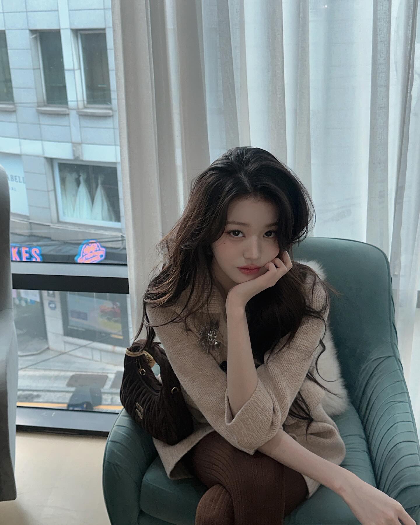 으른미 난리난🤎미우미우 장원영
가을느낌 낭낭한 장원영의 가방은 완더 마테라쎄 스웨이드 호보 백👜 이미지3