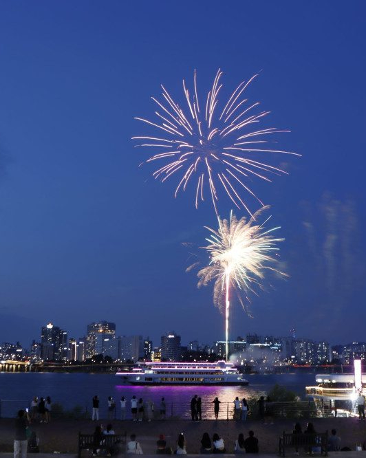 1박 300만 원💰여의도 불꽃축제 바가지🎆

무료한 일상에 특별함을 선사하는 서울세계불꽃축제가 다음 달 5일 개최됩니다.

불꽃축제가 열리는 서울 여의도 한강공원 인근 호텔의 한강 전망 스위트 객실은 하루 요금이 300만 원대까지 치솟았으며, 중고 거래 플랫폼에는 주차장이라도 빌려달라며 가격을 묻는 글들이 잇따르고 있습니다.

이 외에도 명당 자리를 맡아주는 '줄 서기' 대행도 나타나고 있는데요.

이에 서울시는 이른바 '불꽃 뷰'를 앞세운 바가지요금을 막기 위해 행사장 주변 호텔 위법 영업행위 점검에 나선다고 합니다.

이번 축제엔 50만 명에 달하는 인파가 모일 것으로 예상되는 만큼 매년 지적받는 바가지 요금과 상술 문제가 개선되어 모두가 즐거운 축제로 자리매김했으면 좋겠습니다. 이미지