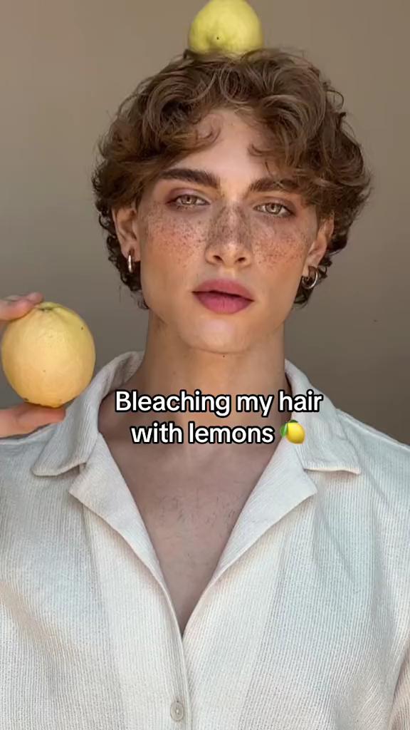 레몬으로 탈색이 가능하다고?🍋👩‍🦳

틱톡에서 'lemon bleaching' 검색하면 사람들이 레몬즙으로 머리카락을 탈색하는 영상이 쏟아집니다. 레몬즙을 짜서 바르거나 컨디셔너랑 섞어 스프레이로 뿌린 후, 햇빛 아래 두면 색이 밝아진다는데요.

모발 전문가에 따르면, 레몬에 있는 구연산이 머리카락 색소를 옅게 만들어 주긴 하지만 모발이 건조해질 수 있어서 주의가 필요하며, 검은색 모발은 하루 간격으로 4회 정도 반복해야 한 톤 밝아진다고 하네요.

레몬으로 분위기 있는 갈색머리✨ @도전? 이미지
