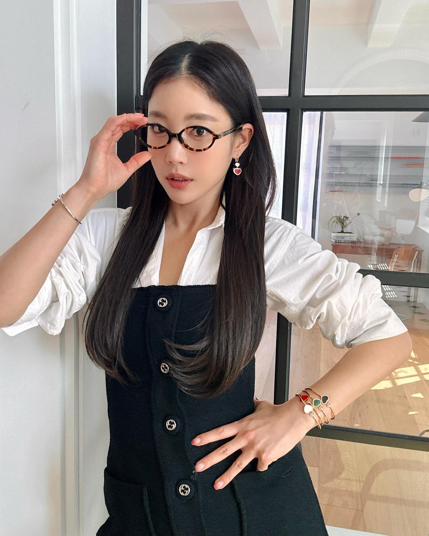 셔츠 위 탑 레이어드로 포인트✔️🤍 이미지8