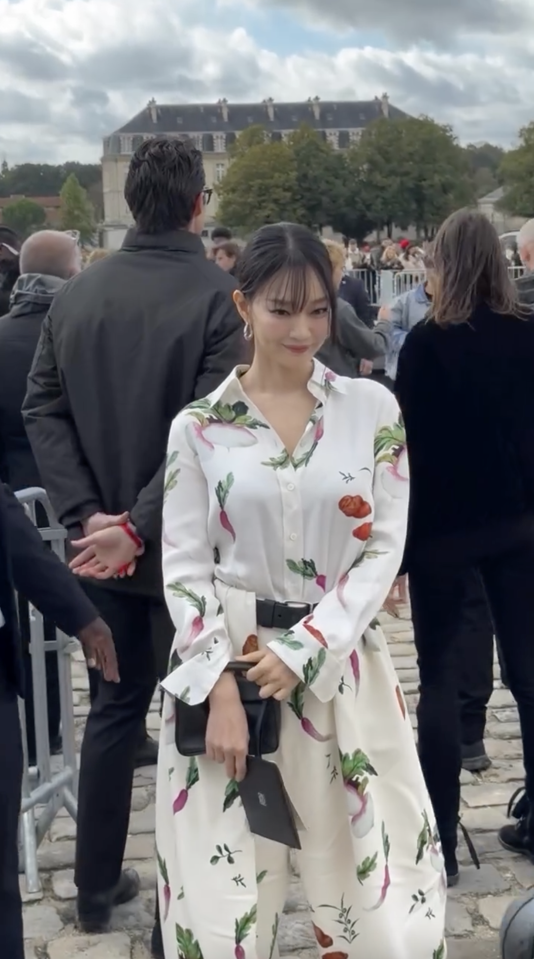 사랑스럽게 예뻐요🤍❤️민아언니
로에베 2025 봄-여름 쇼 속💐셔츠와 벌룬 트라우저 셋업 러블리룩 이미지