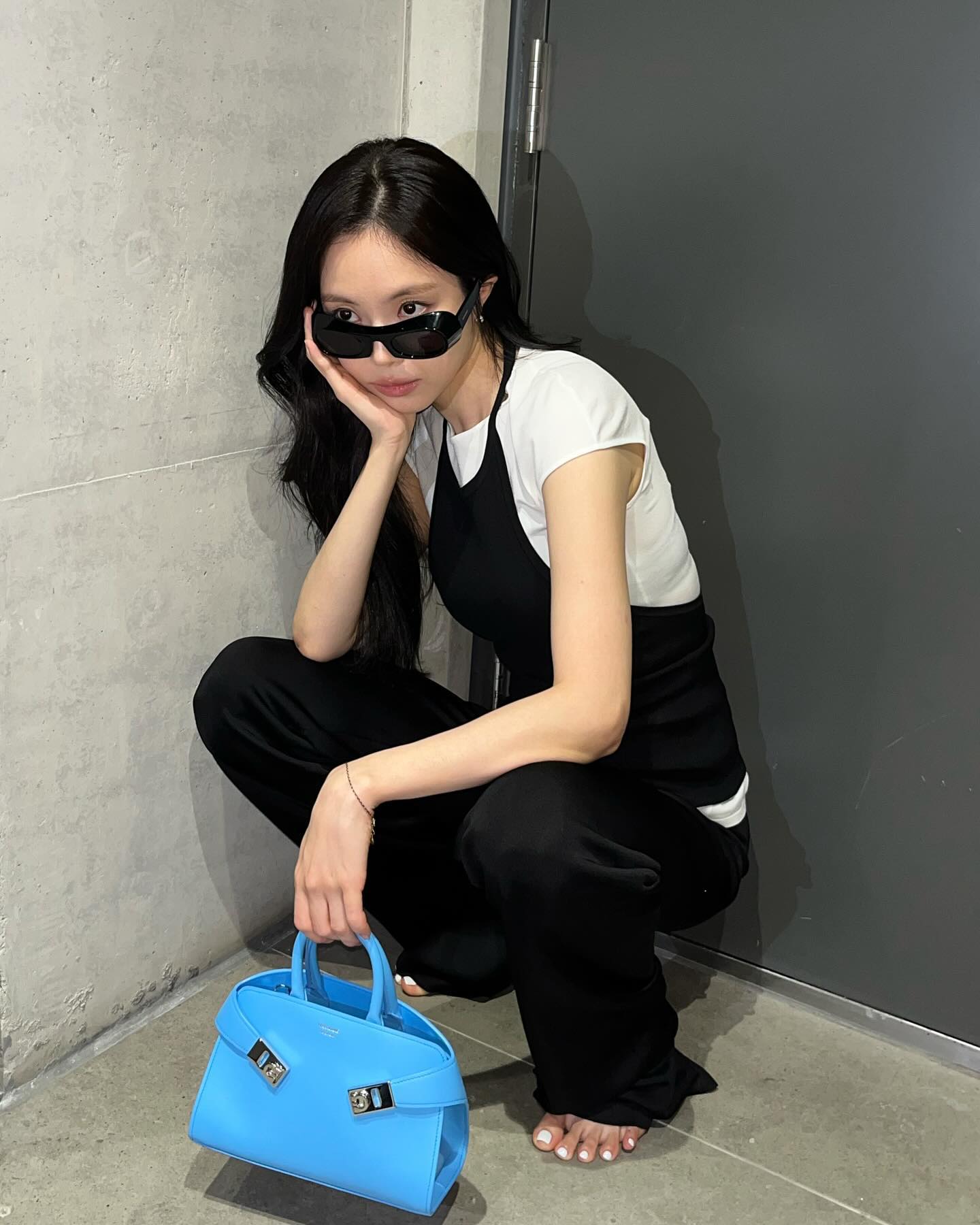 사계절 내내 들어도 안 질리는 페라가모 허그백🫂💼 이미지