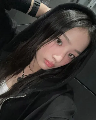 민지 시구라니⚾️나 벌써 기대돼🖤
뉴진스 민지가 오늘(2일) 진행되는 2024년 한국프로야구 KBO리그 와일드카드 결정 1차전에 두산 베어스 시구자로 나섭니다. 과거 민지는 “두산 어린이 회원이었다"고 밝힌 바 있어 뉴진스 팬들과 두산 팬들의 시구 요청이 끊이지 않았었는데요. 이에 응답한 민지는 "어릴 때부터 응원하던 두산의 시구자로 나서게 돼 진심으로 기분 좋다"며 "포스트시즌 시구를 맡게 된 만큼 두산이 승리할 수 있도록 기운을 전달하고 오겠다"고 밝혔습니다. 이미지