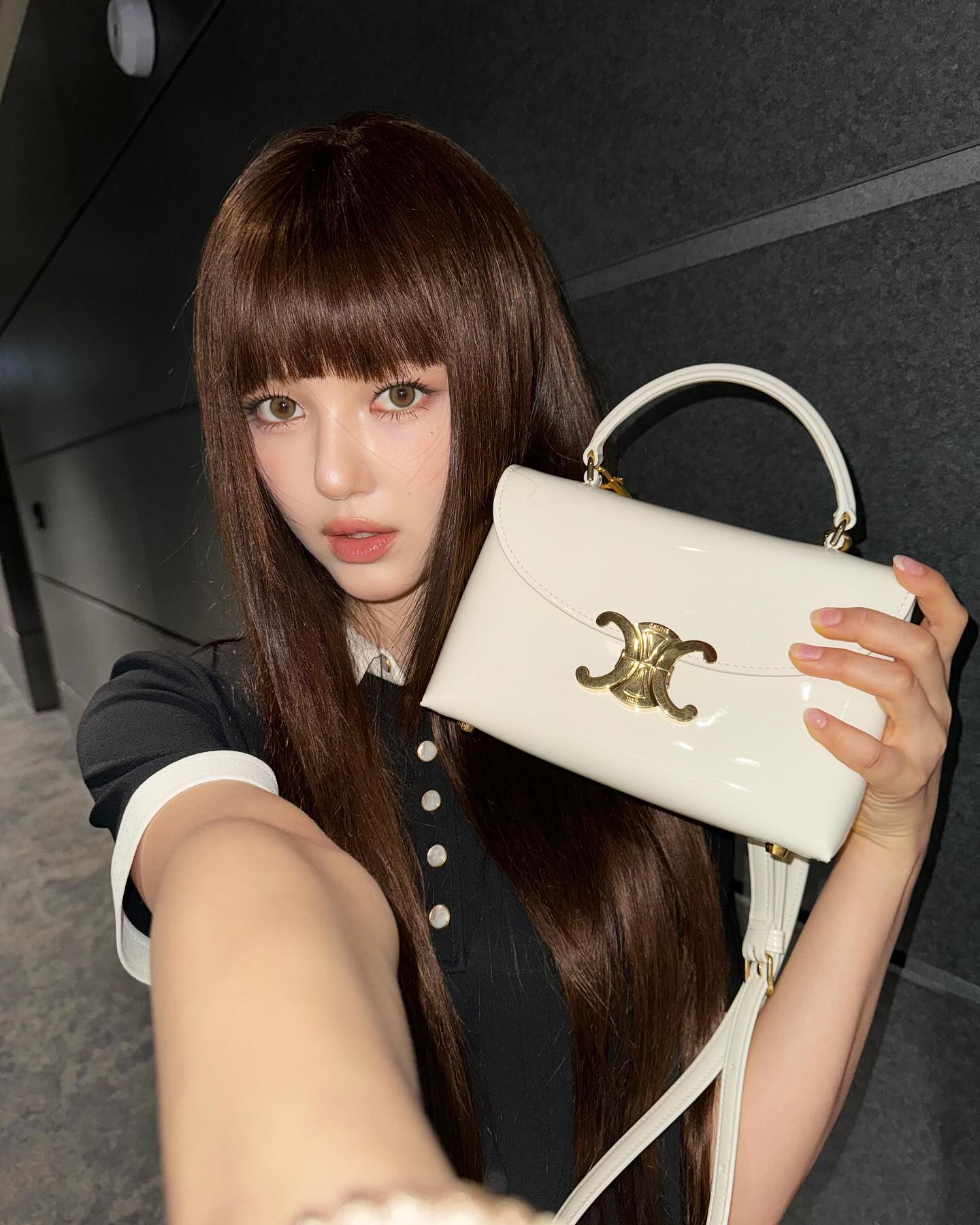 작지만 강력한 스타일 포인트👜
미니백 컬렉터들은 주목해야 할 브랜드 별 미니백 5

1. 제니: 샤넬 - 클래식 11.12 핸드 백/ 샤넬 - 미니 백 위드 탑 핸들

2. 장원영: 미우미우 - 완더 마테라쎄 스웨이드 호보 백

3. 조이: 자크뮈스 - 여성 르 밤비노 롱 숄더백 - 블랙

4. 크리스탈: 폴로 - ID 카프스킨 미니 숄더백

5. 다니엘: 셀린느 - 틴 니노백 이미지10