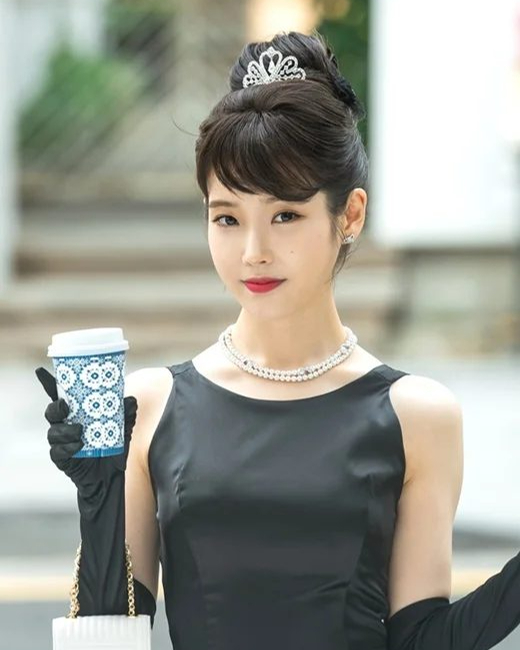 한국의 오드리 헵번들👸🏻🖤

이번 파리 패션위크 미우미우 쇼에 참석한 장원영이 올림머리와 마치 오드리 헵번을 연상케하는 스타일을 선보였는데요. 이와 함께 오드리 헵번을 오마주한 셀럽들이 화제가 되고 있습니다. 이들은 헵번의 시그니처인 짧은 앞머리와 올림머리, 티아라, 진주 목걸이 등을 따라 했는데요. 지난 2023년 디올 꾸띄르 쇼에서 헵번 스타일을 선보인 지수부터 드라마 호텔 델루나 아이유, 수지 등 이들의 러블리한 헵번룩을 살펴보세요! 이미지4