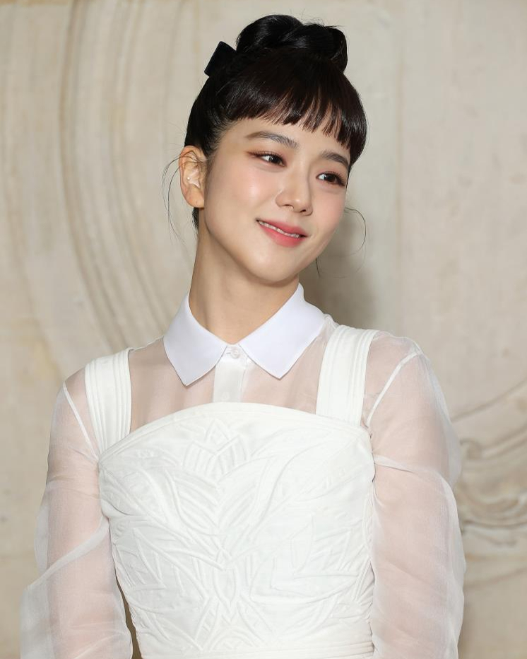 한국의 오드리 헵번들👸🏻🖤

이번 파리 패션위크 미우미우 쇼에 참석한 장원영이 올림머리와 마치 오드리 헵번을 연상케하는 스타일을 선보였는데요. 이와 함께 오드리 헵번을 오마주한 셀럽들이 화제가 되고 있습니다. 이들은 헵번의 시그니처인 짧은 앞머리와 올림머리, 티아라, 진주 목걸이 등을 따라 했는데요. 지난 2023년 디올 꾸띄르 쇼에서 헵번 스타일을 선보인 지수부터 드라마 호텔 델루나 아이유, 수지 등 이들의 러블리한 헵번룩을 살펴보세요! 이미지3
